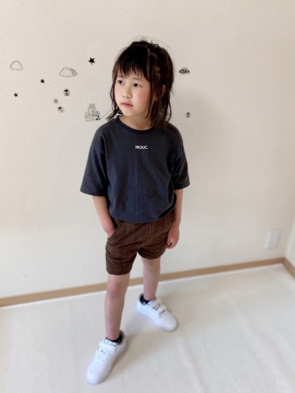 「タックイン、春夏コーデ、スニーカー、プチプラ、petit main、モノトーン、ショートパンツ」｜「CIAOPANIC TYPYのアイテム（Tシャツ/カットソー、ブラック系）」を使った、ko_ai_to🎶さん（キッズ・122cm）の春コーディネートの1枚目の写真