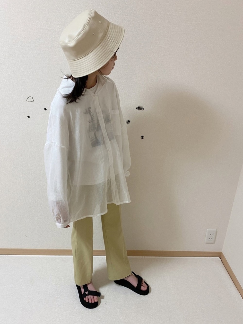 ホワイト系のTシャツ/カットソー、イエロー系のその他パンツ、ホワイト系のシャツ/ブラウスを着用したキッズの春コーディネートの1枚目の写真