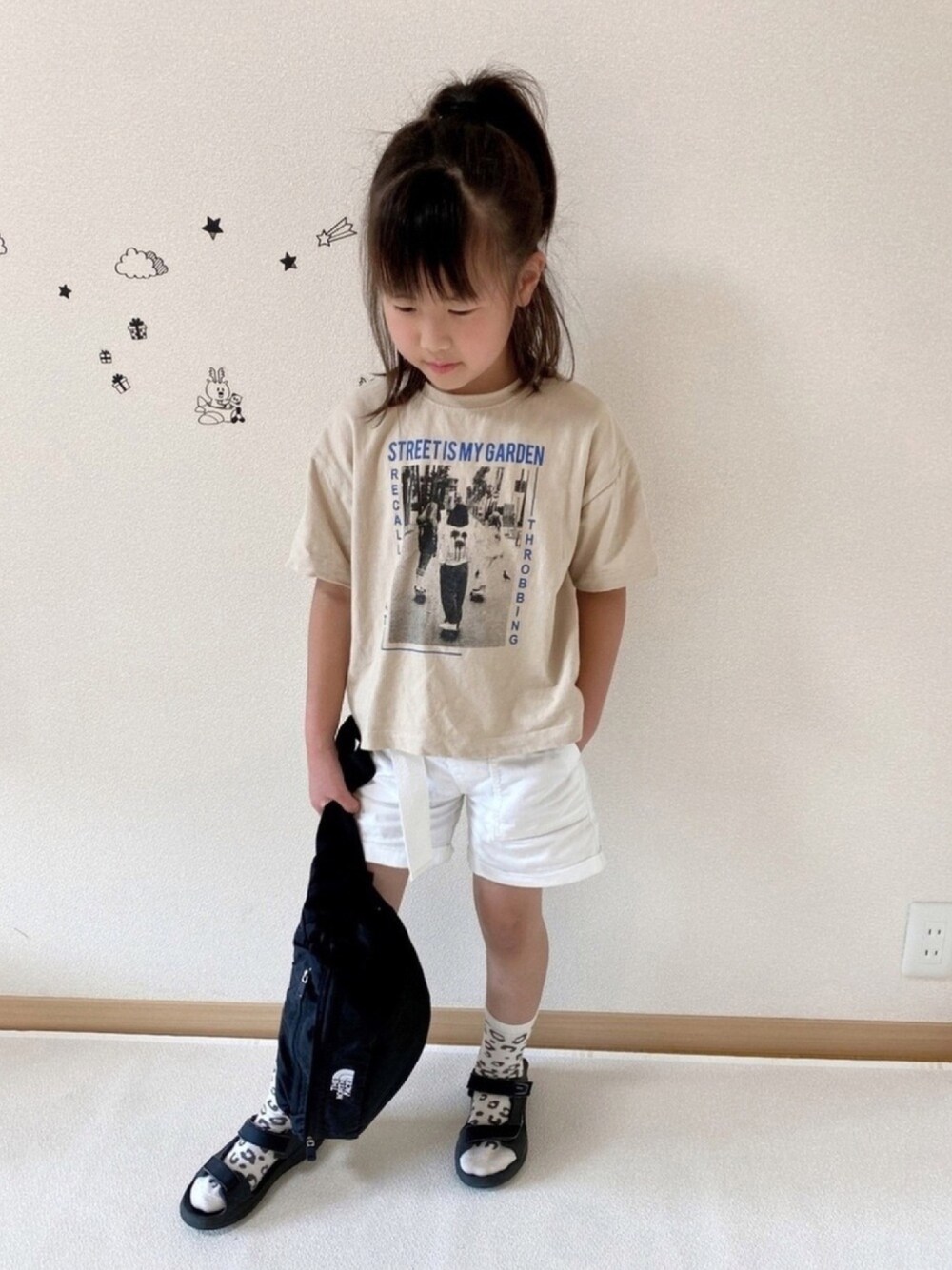 「これが私をアゲる服、ショートパンツ、サンダル、ロゴT、白パンツ、シンプルコーデ、スボーツサンダル」｜「pairmanonの【プレミアムコットン100%】【リンクコーデ】ユニセックス ストリート プリント 半袖 Tシャツ ロゴ イラスト カットソー ビッグクシルエット ボックスシルエット（Tシャツ/カットソー、ベージュ系）」を使った、ko_ai_to🎶さん（キッズ・122cm）の春コーディネートの1枚目の写真