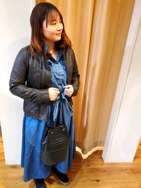 「ナチュラル」｜「アイテム（ライダースジャケット）」を使った、AYNさん（レディース・157cm）の春コーディネート