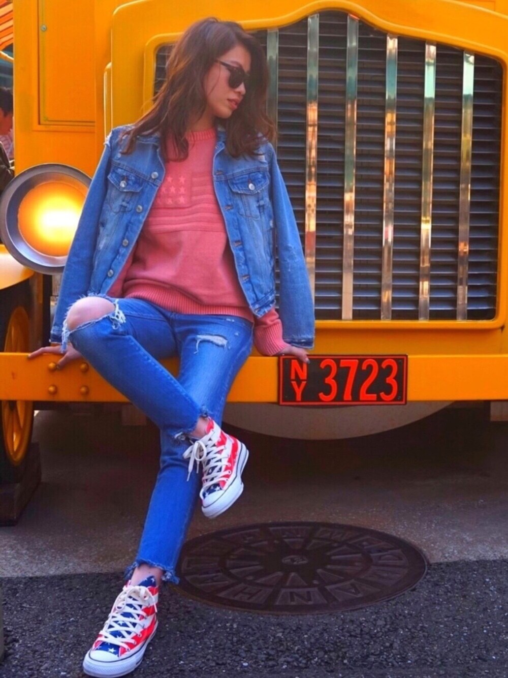 「BAYFLOW(BAYFLOW)、moussy、ZARA、コンバース、denim、ootd、春、デニム、デニムオンデニム、ディズニー」｜「BAYFLOWのBAYFLOW／フェード加工“STAR”ニットプルオーバー（ニット/セーター、ピンク系）」を使った、ayanさん（レディース・164cm）の春コーディネートの1枚目の写真