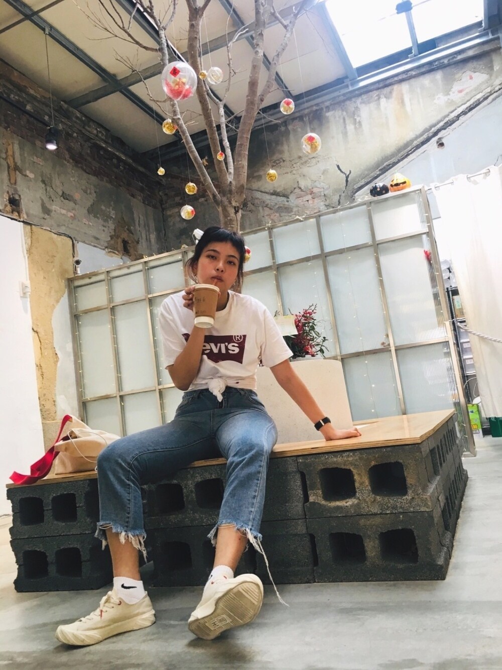 「Levi'sのアイテム（Tシャツ/カットソー、ホワイト系）」を使った、GTさん（レディース・166cm）の春コーディネートの1枚目の写真