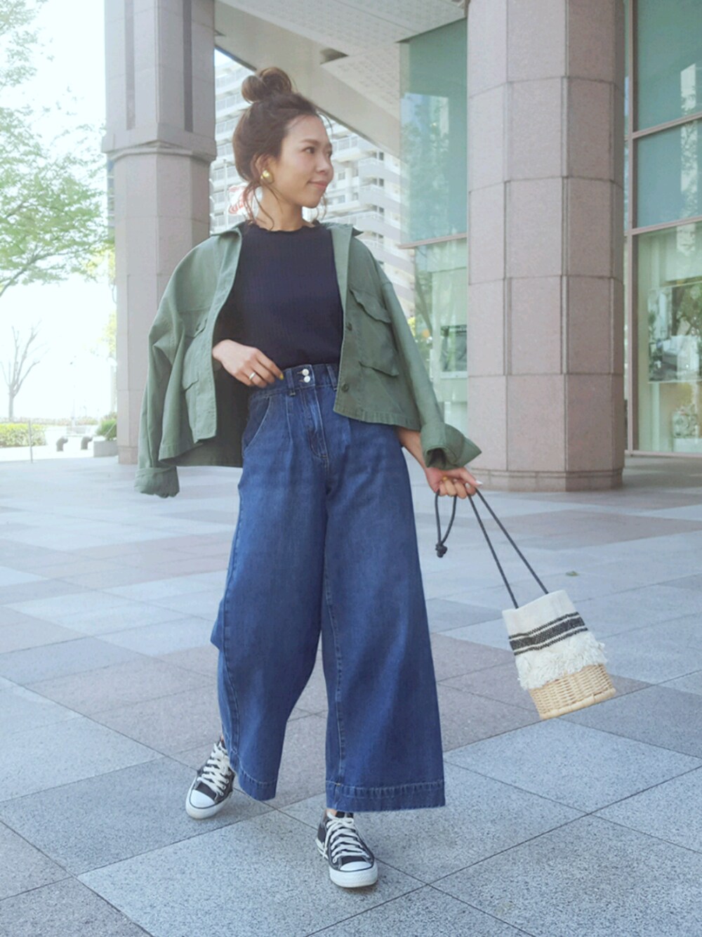 「春コーデ、デニム、デニムパンツ、ワイドパンツ、ミリタリージャケット、カジュアル、リブニット、コンバース」｜「BEAUTY&YOUTH UNITED ARROWSの＜RES DENIM＞ワイドデニムパンツ（デニムパンツ、ブルー系）」を使った、maiさん（レディース・165cm）の春コーディネートの1枚目の写真