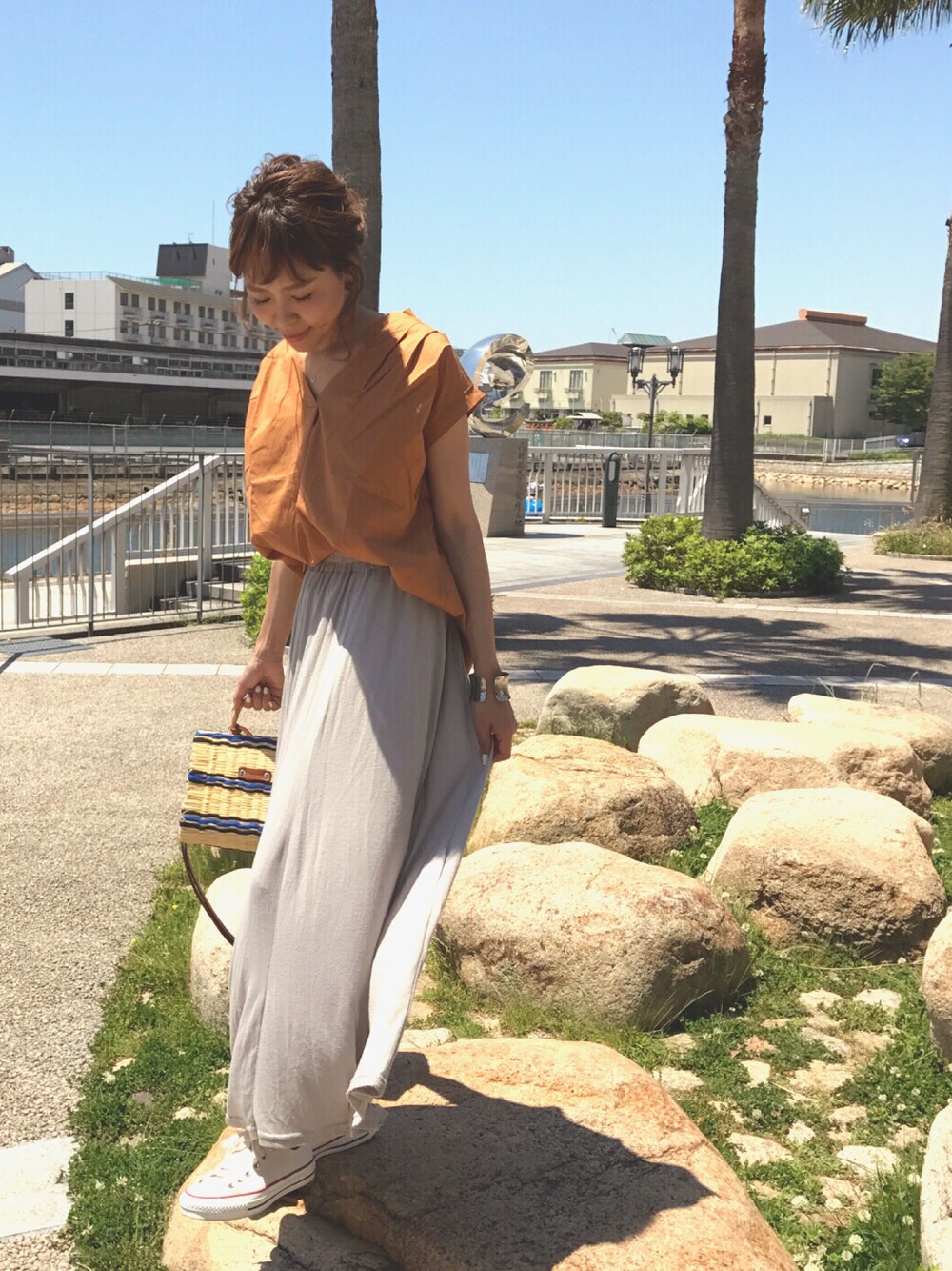 「スキッパーシャツ、マキシスカート、converse、かごバッグ、大人カジュアル、ナチュラル、ゆるコーデ、キャメル、ロングスカート、きれいめカジュアル」｜「ANTREのアイテム（シャツ/ブラウス、ブラウン系）」を使った、maiさん（レディース・165cm）の春コーディネートの1枚目の写真