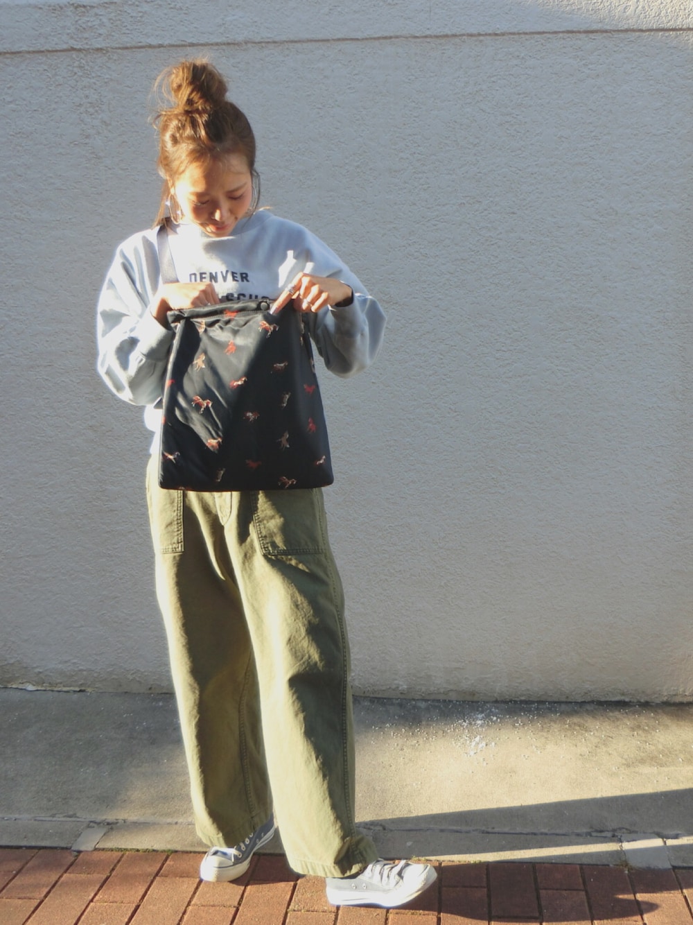 ブルー系のTシャツ/カットソー、グリーン系のその他パンツ、ブルー系のスニーカーを着用したレディースの秋コーディネートの1枚目の写真