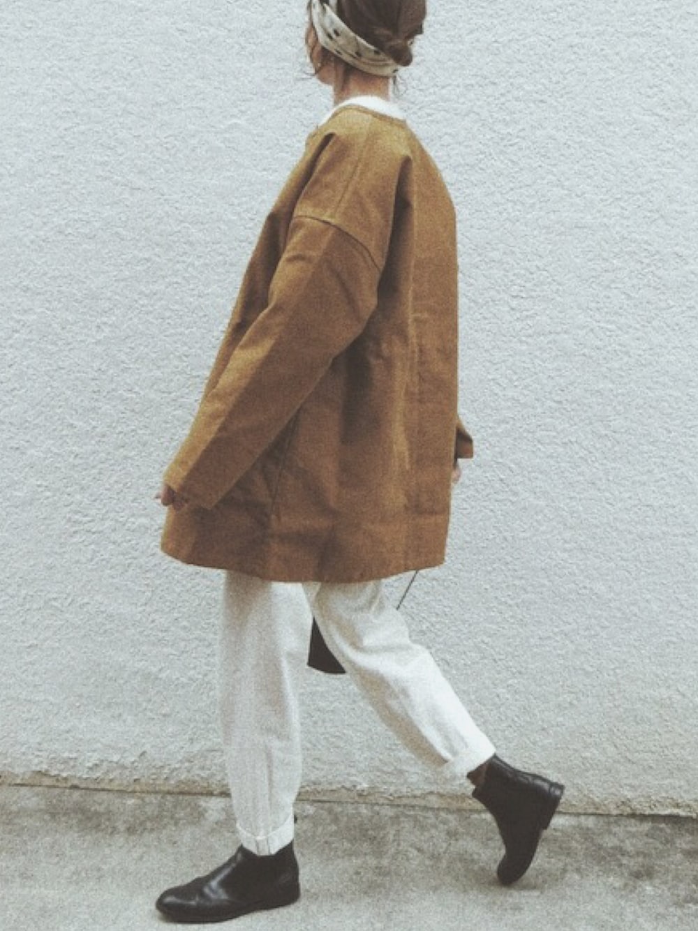 「ホワイトパンツ、サイドゴアブーツ、church's、スカーフ、スカーフアレンジ、vintage、パンツスタイル、オトナカジュアル、ブラウン、ミリタリージャケット」｜「Brocanteの[Brocante / ブロカント]　ヘビーモールスキン　グレコート（ミリタリージャケット、イエロー系）」を使った、maiさん（レディース・165cm）の冬コーディネートの1枚目の写真