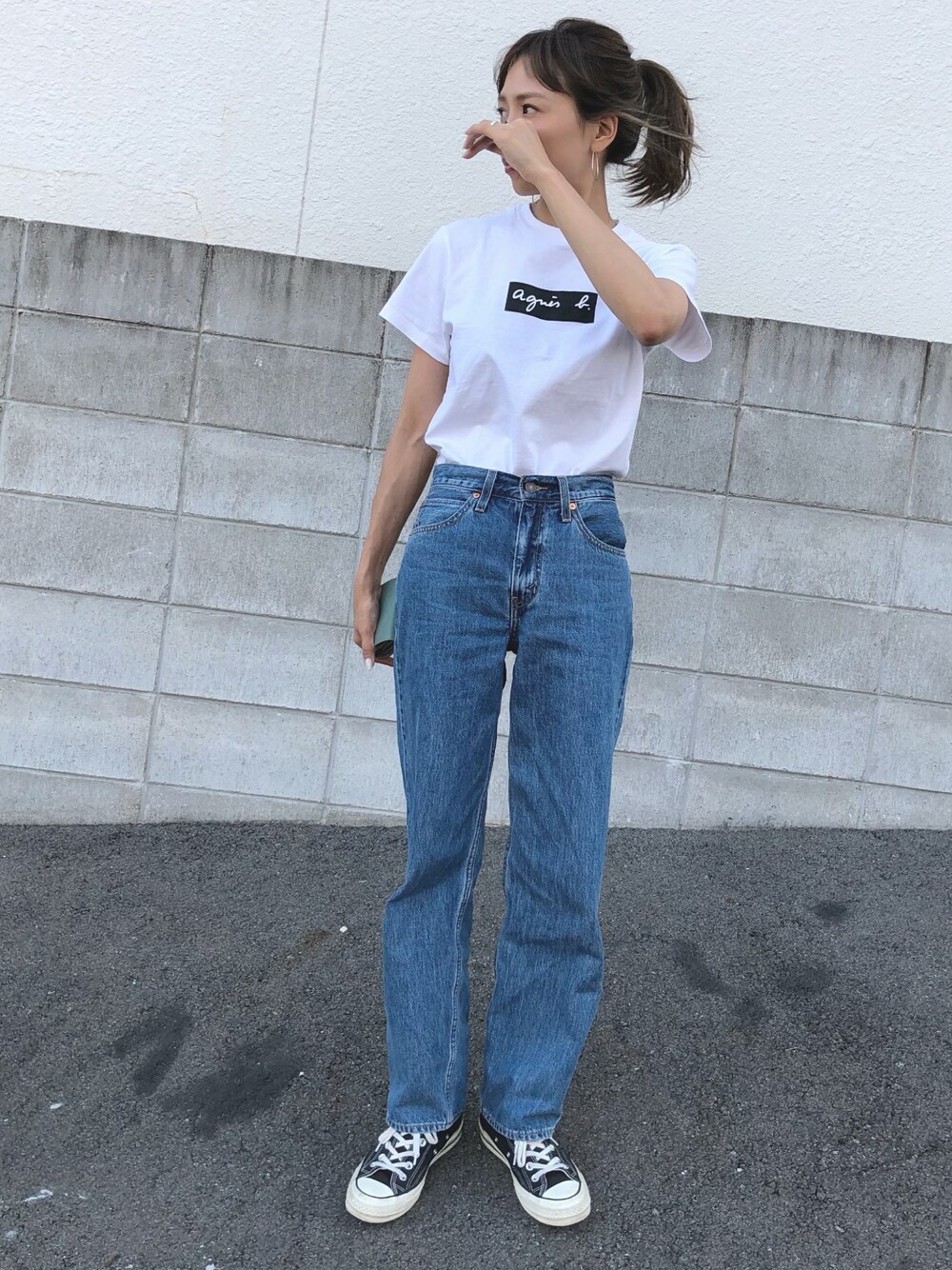 ブルー系のデニムパンツ、ホワイト系のTシャツ/カットソーを着用したレディースの夏コーディネートの1枚目の写真
