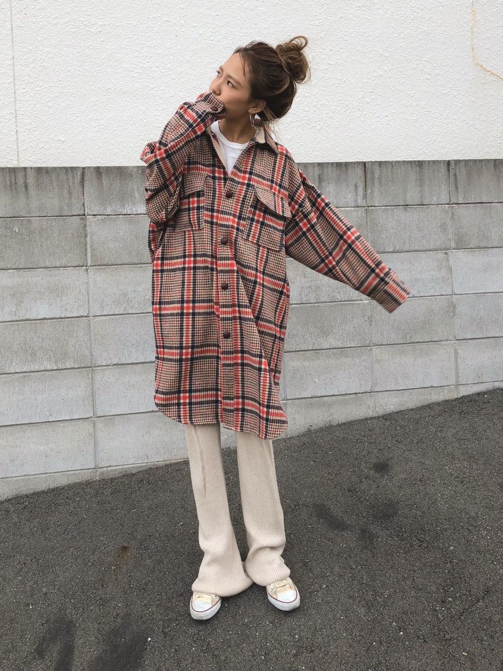 「チェック、秋のコーデ、リブパンツ、ベージュ、ゆったりコーデ、コンバース、チェックコート」｜「ALLUMERのチェックビッグシャツコート（その他アウター、レッド系）」を使った、maiさん（レディース・165cm）の秋コーディネートの1枚目の写真