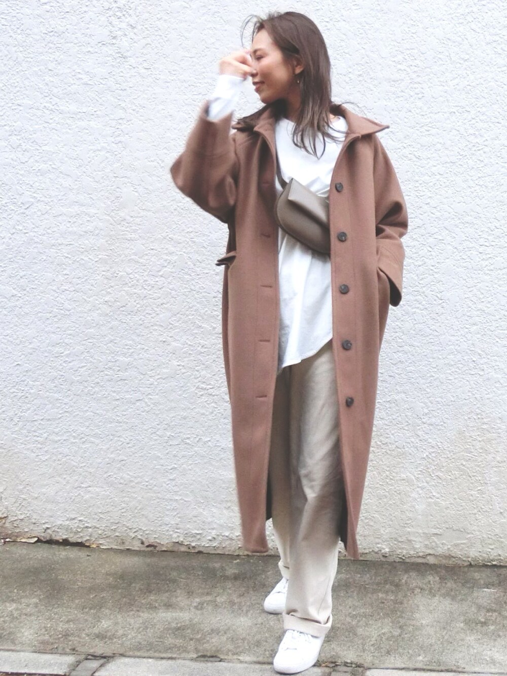 「dholic、オトナカジュアル、ワイドパンツ、ポシェット、アウター、シンプルコーデ、パンツスタイル、スニーカーコーデ」｜「DHOLICのラグランスリーブボクシーロングコート（その他アウター、ブラウン系）」を使った、maiさん（レディース・165cm）の冬コーディネートの1枚目の写真