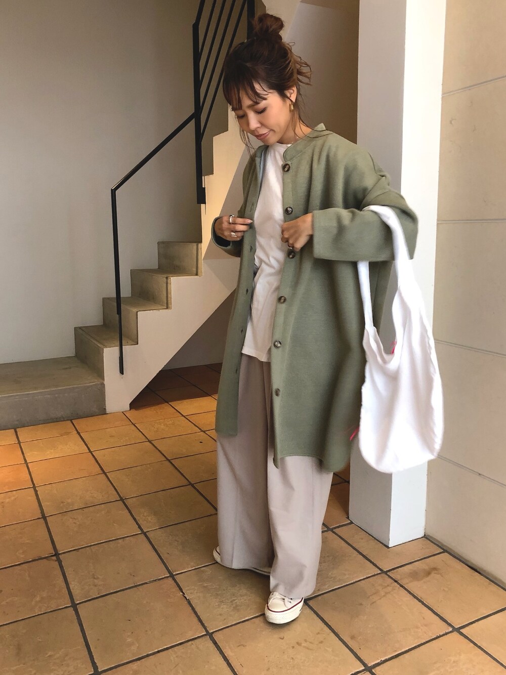 「ピスタチオ、ノーカラーコート、dholic、パンツスタイル、アースカラー、トートバッグ、ボンディング」｜「DHOLIC STYLEの[aftermonday] ウエストツータックスラックスパンツ（スラックス、ベージュ系）」を使った、maiさん（レディース・165cm）の冬コーディネートの1枚目の写真