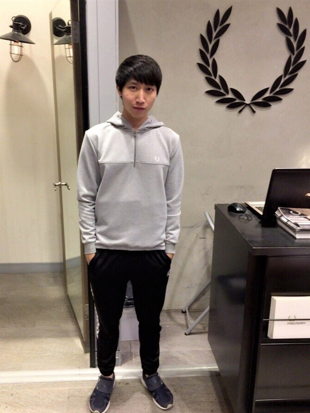 「FRED PERRYのZIP NECK HOODED SWEAT（スウェット、グレー系）」を使った、FREDPERRYTAIWANさん（メンズ・175cm）の冬コーディネートの1枚目の写真