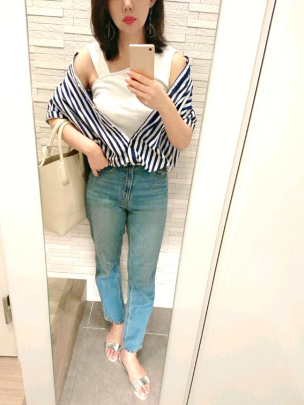 「大人カジュアル、シンプル、夏コーデ、ビックシルエット、スニーカー、ゆるコーデ、デニム、GU、タンクトップ、シャツスタイル」｜「GUのテーパードアンクルジーンズ（パンツ、ブルー系）」を使った、mhさん（レディース・155cm）の春コーディネートの1枚目の写真