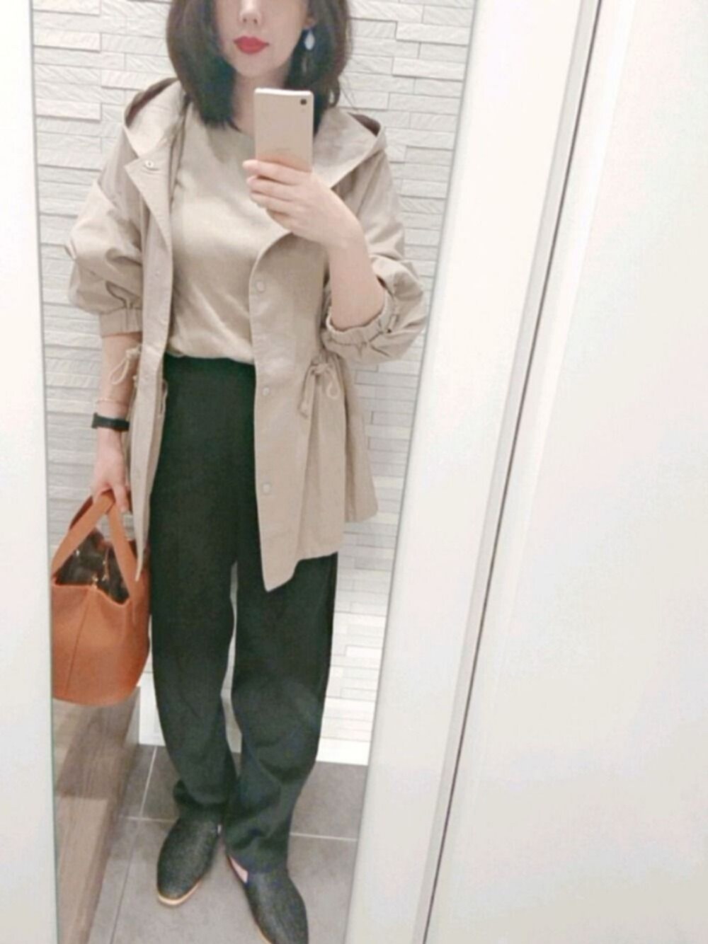 「ベージュコーデ、シンプルコーデ、着回しコーデ、オトナカジュアル、休日スタイル、マウンテンパーカー、Tシャツ、スラックス、バブーシュ、moment+」｜「UNIQLOのスーピマコットンリブクルーネックT（半袖）（Tシャツ/カットソー、ベージュ系）」を使った、mhさん（レディース・155cm）の春コーディネートの1枚目の写真