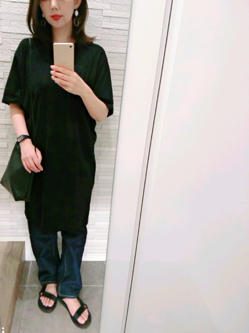 「リラックススタイル、ゆるコーデ、オトナカジュアル、シンプル、夏コーデ、着回しコーデ、黒Tシャツ、ロングTシャツ、デニムパンツ、スポーツサンダル」｜「CLEAのスクエア シンプル ミニショルダー（ショルダーバッグ、ブラック系）」を使った、mhさん（レディース・155cm）の夏コーディネートの1枚目の写真