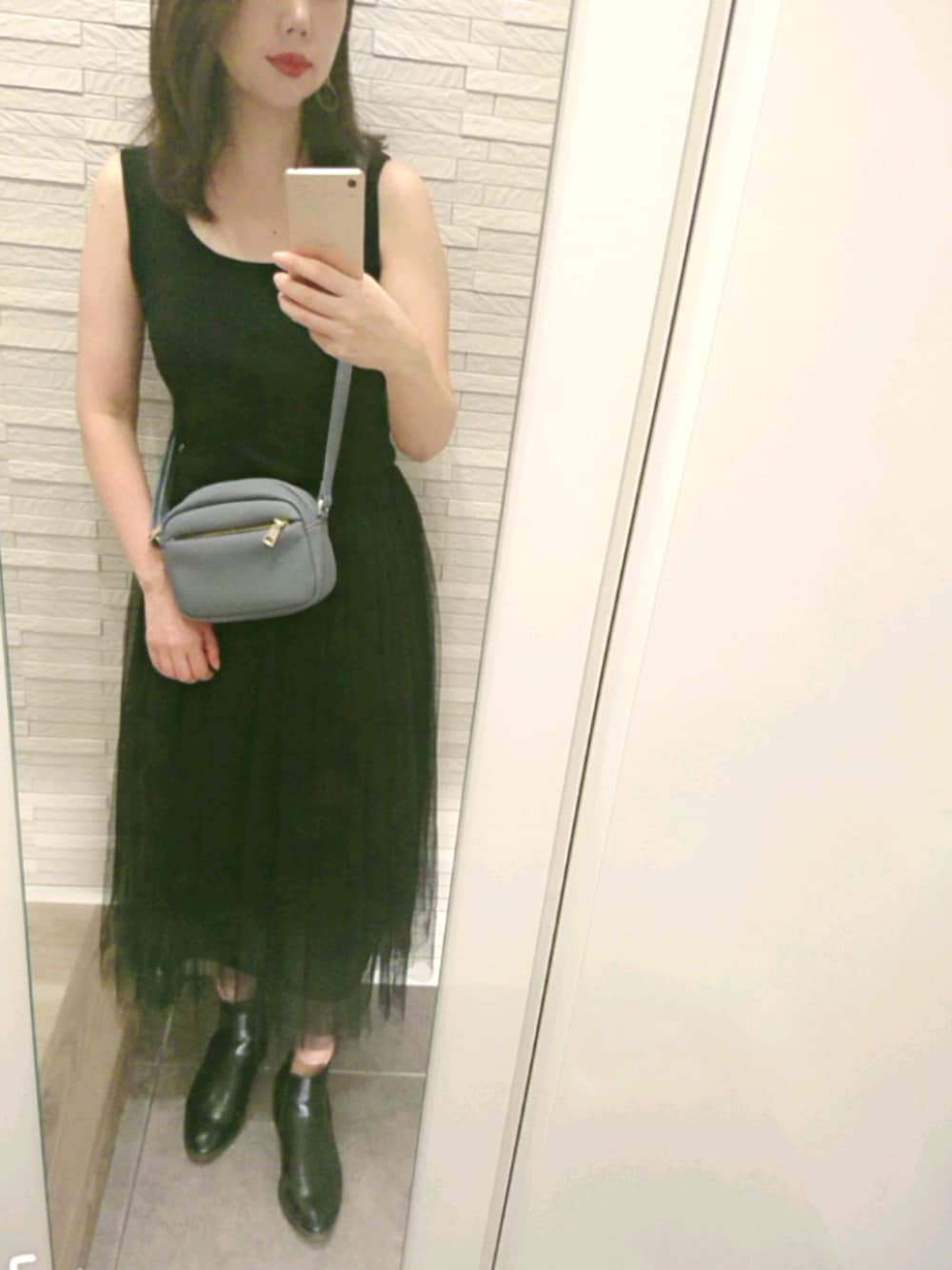 「大人カジュアル、シンプル、秋のコーデ、着回しコーデ、休日スタイル、オールブラック、タンクトップ、チュールスカート、ショートブーツ、ショルダーバッグ」｜「GUのアイテム（タンクトップ、ブラック系）」を使った、mhさん（レディース・155cm）の秋コーディネートの1枚目の写真