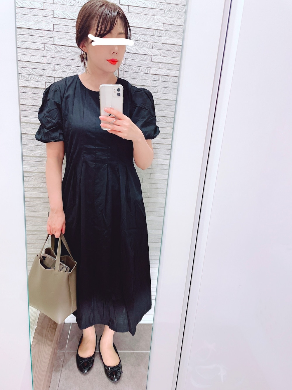 「シンプル、大人カジュアル、着回しコーデ、春夏コーデ、休日スタイル、キレイめカジュアル、ワンピース、バレエシューズ、トートバッグ」｜「emi+のボリューム袖 ロングワンピース（シャツワンピース、ブラック系）」を使った、mhさん（レディース・155cm）の夏コーディネートの1枚目の写真