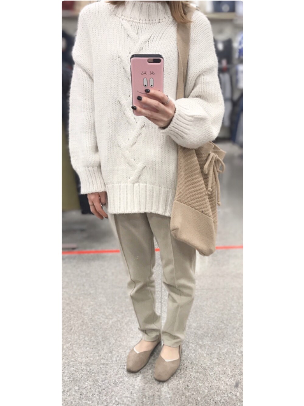 「ホワイトコーデ、白ニット、ホワイトパンツ、センタープレスパンツ」｜「KastaneのケーブルBIGニットプルオーバー（ニット/セーター、ホワイト系）」を使った、m ○  k ☺︎さん（レディース・156cm）の冬コーディネートの1枚目の写真