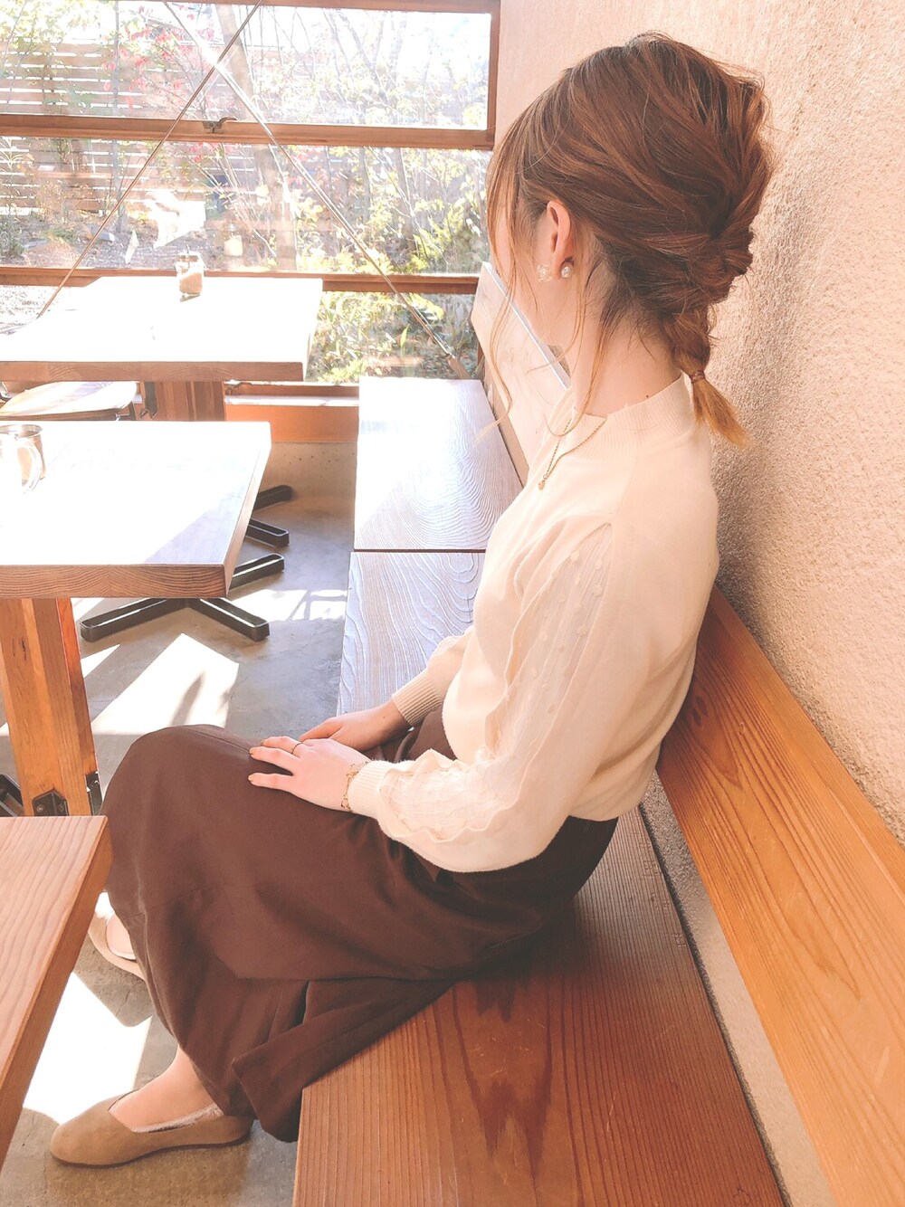 「ベージュコーデ、ブラウンスカート、白ニット」｜「KOBE LETTUCEの袖チュールニットトップス（ニット/セーター、ホワイト系）」を使った、m ○  k ☺︎さん（レディース・156cm）の春コーディネートの1枚目の写真