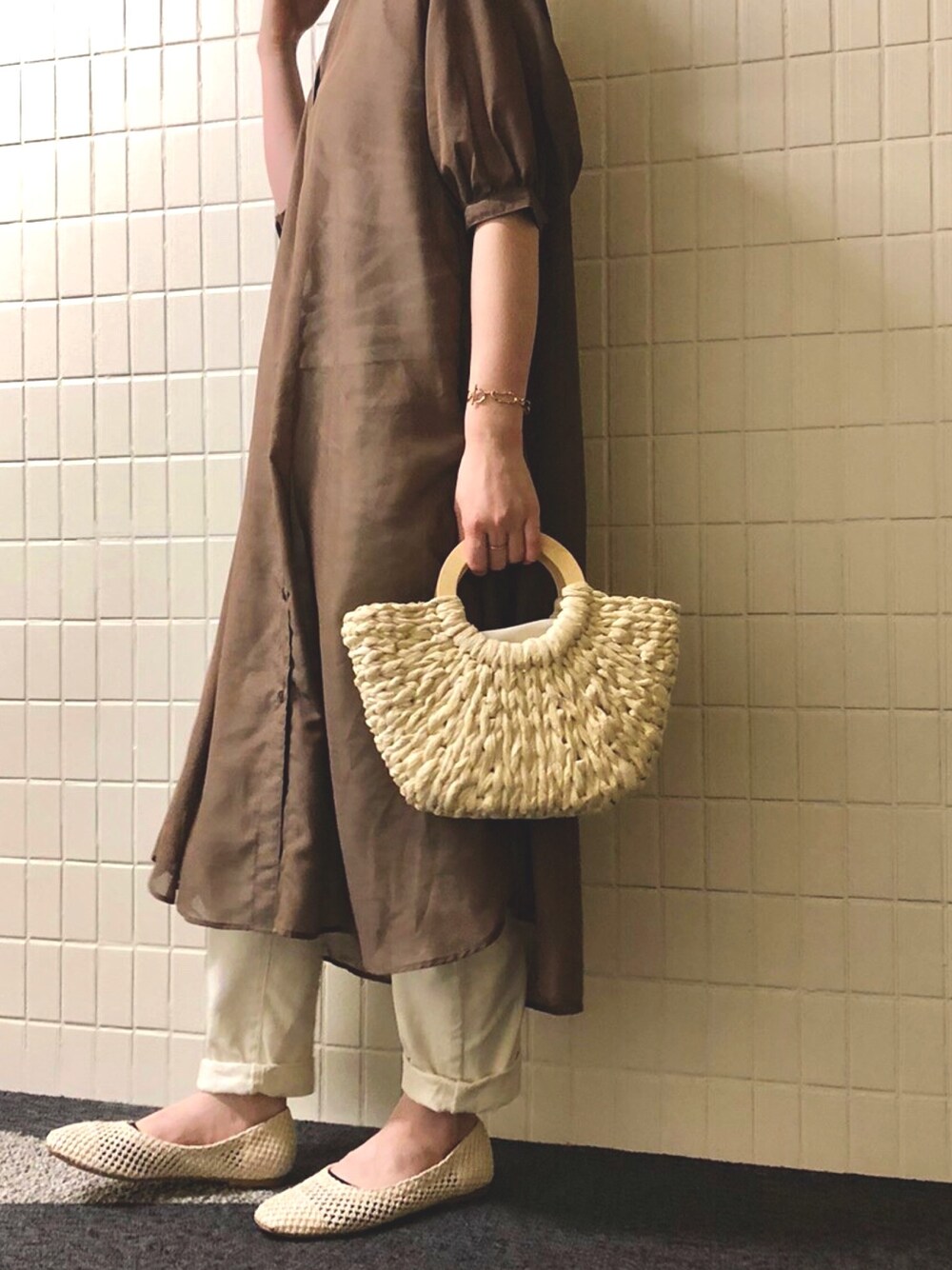 「シアーシャツワンピース、ブラウンシャツ、かごバッグ」｜「GRLのサークルハンドルペーパーハンドバッグ（かごバッグ、ベージュ系）」を使った、m ○  k ☺︎さん（レディース・156cm）の夏コーディネートの1枚目の写真