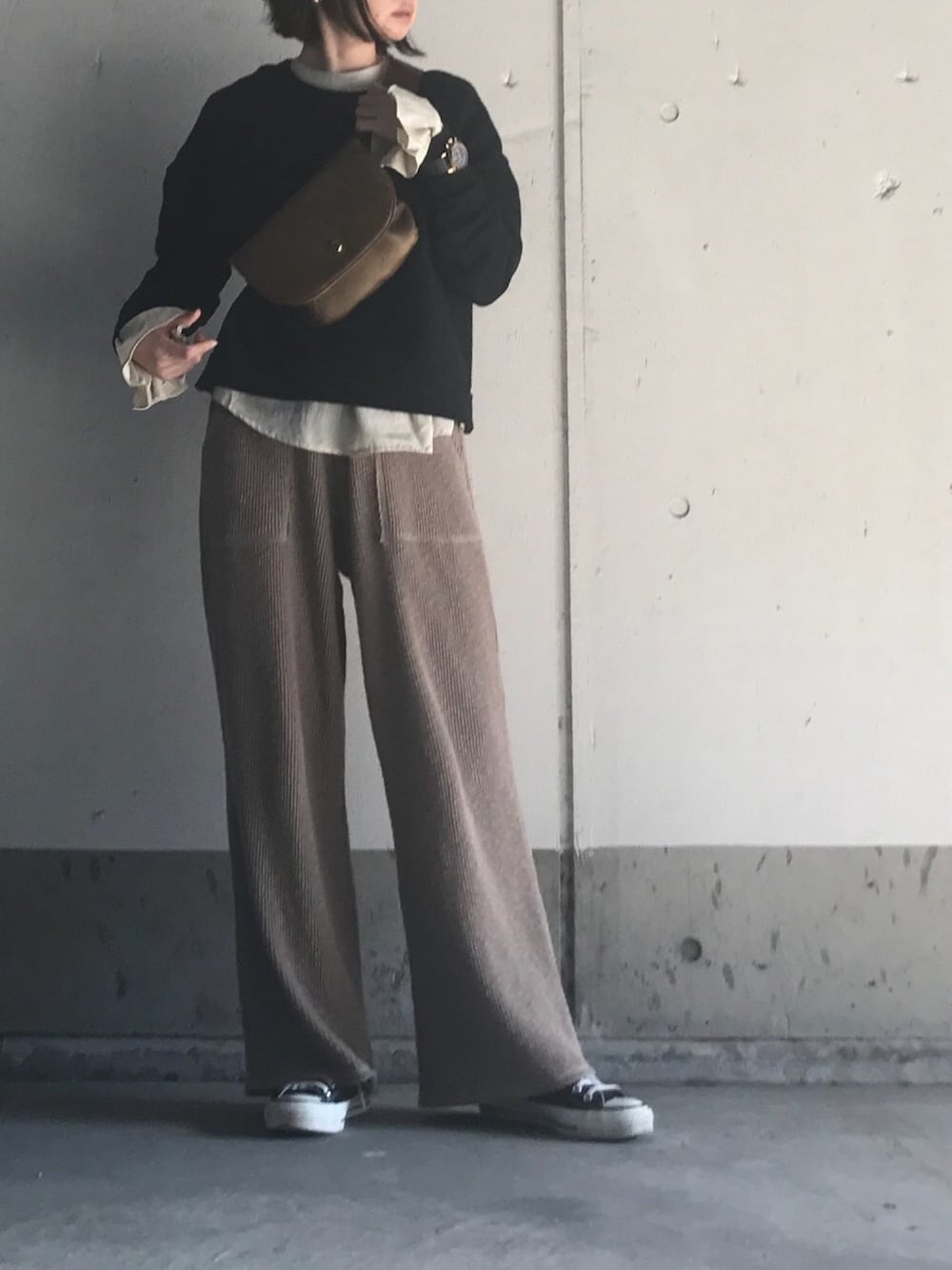 「シンプルコーデ、大人カジュアル、ウエストバッグ、オトナ女子、ベージュ、大人コーデ、フリル袖、リラックススタイル、リラックスパンツ、スウェット」｜「Ungridのワッフルワイドパンツ（その他パンツ、ブラウン系）」を使った、norinoriyさん（レディース・157cm）の春コーディネートの1枚目の写真