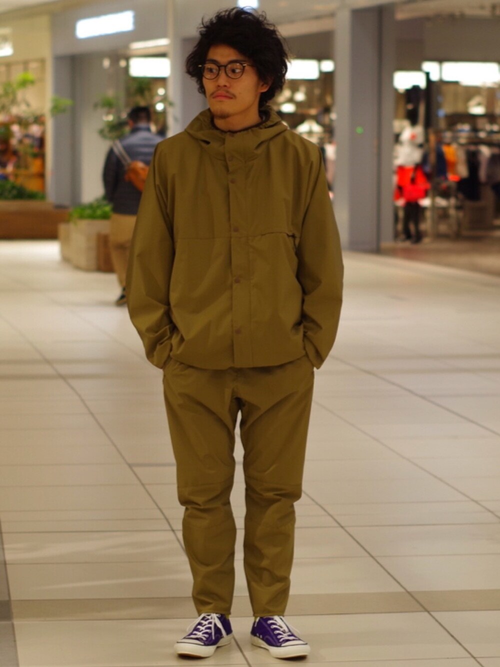 「gooddeal、BURLAP OUTFITTER、春、セットアップ、セットアップスタイル、セットアップ風、ベージュコーデ」｜「BURLAP OUTFITTERのTen thousand parka（マウンテンパーカー、ブラック系）」を使った、よこうちさん（メンズ・167cm）の春コーディネートの1枚目の写真