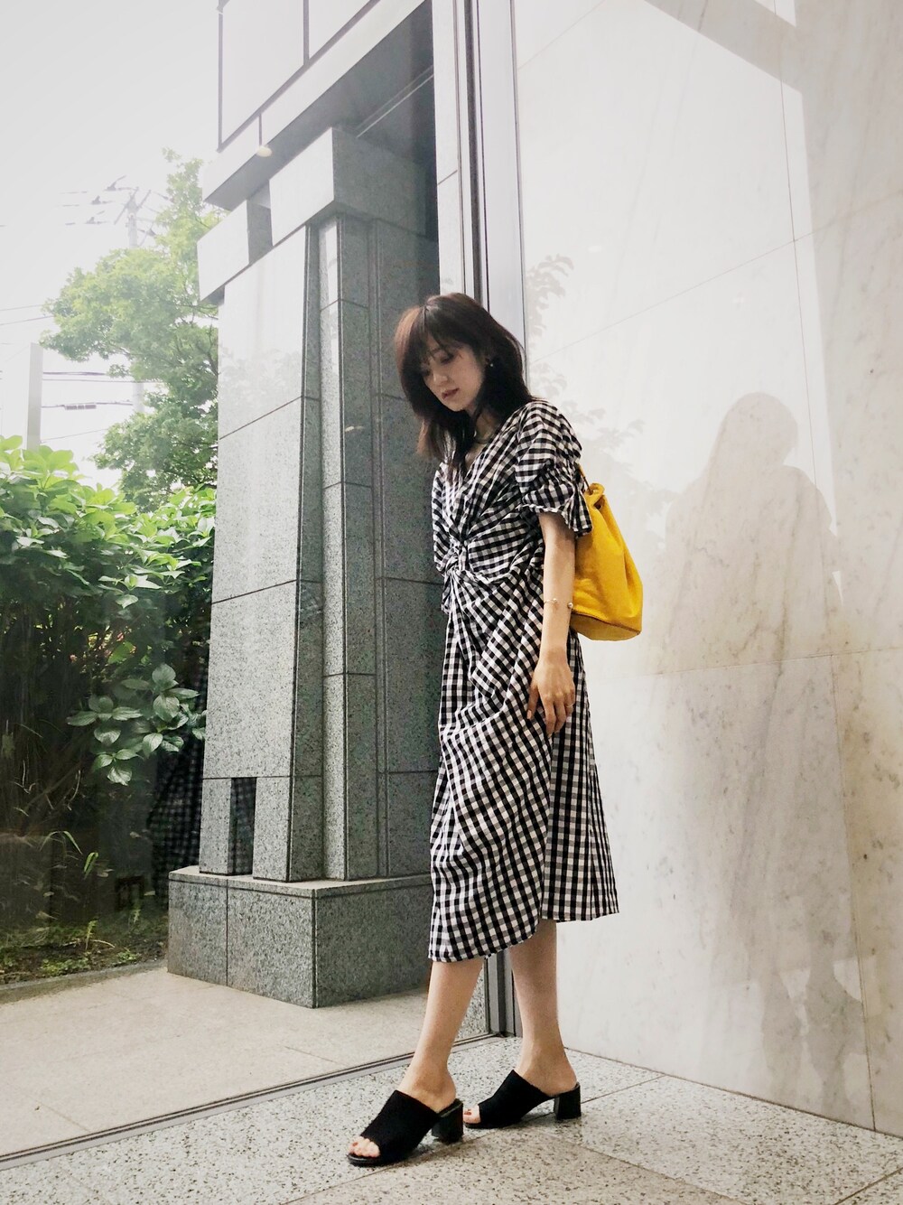 「ギンガムチェック、ワンピース、auntmarie's 、ROCKPORT(ROCKPORT)、サンダル」｜「ROCKPORTの【BAILA5月号掲載】トータルモーション アライーナ ミュール (5.5cm)／ミュール・サンダル（サンダル、ブラック系）」を使った、片桐ゆたかさん（レディース・172cm）の夏コーディネートの1枚目の写真