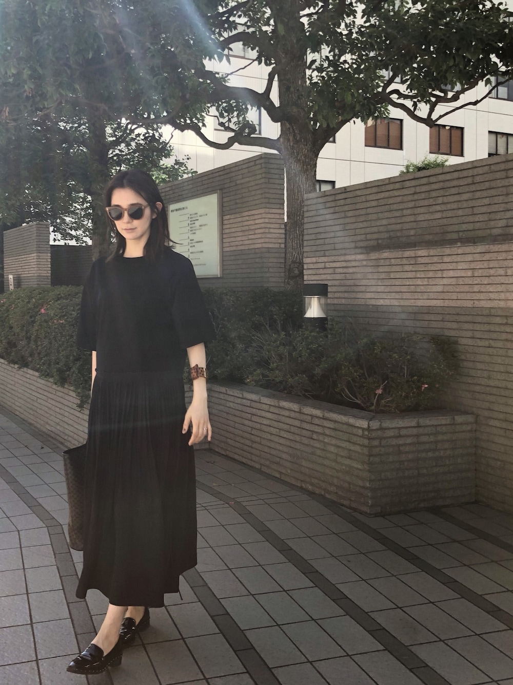 「Munich、ワンピース、黒、サングラス、マタニティ」｜「MunichのTシャツ×デシンプリーツスカート異素材切替えワンピース（ワンピース、ブラック系）」を使った、片桐ゆたかさん（レディース・173cm）の夏コーディネートの1枚目の写真