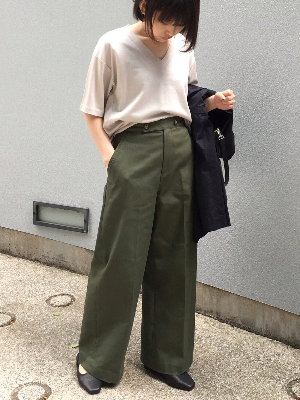 「オトナカジュアル、ラフ、きれいめカジュアル、ゆるコーデ、ワイドパンツ、シンプル、Tシャツ、リムアーク、夏」｜「RIM.ARKのW POCKET WIDE PT（その他パンツ、グリーン系）」を使った、maya_nakamuraさん（レディース・158cm）の夏コーディネートの1枚目の写真