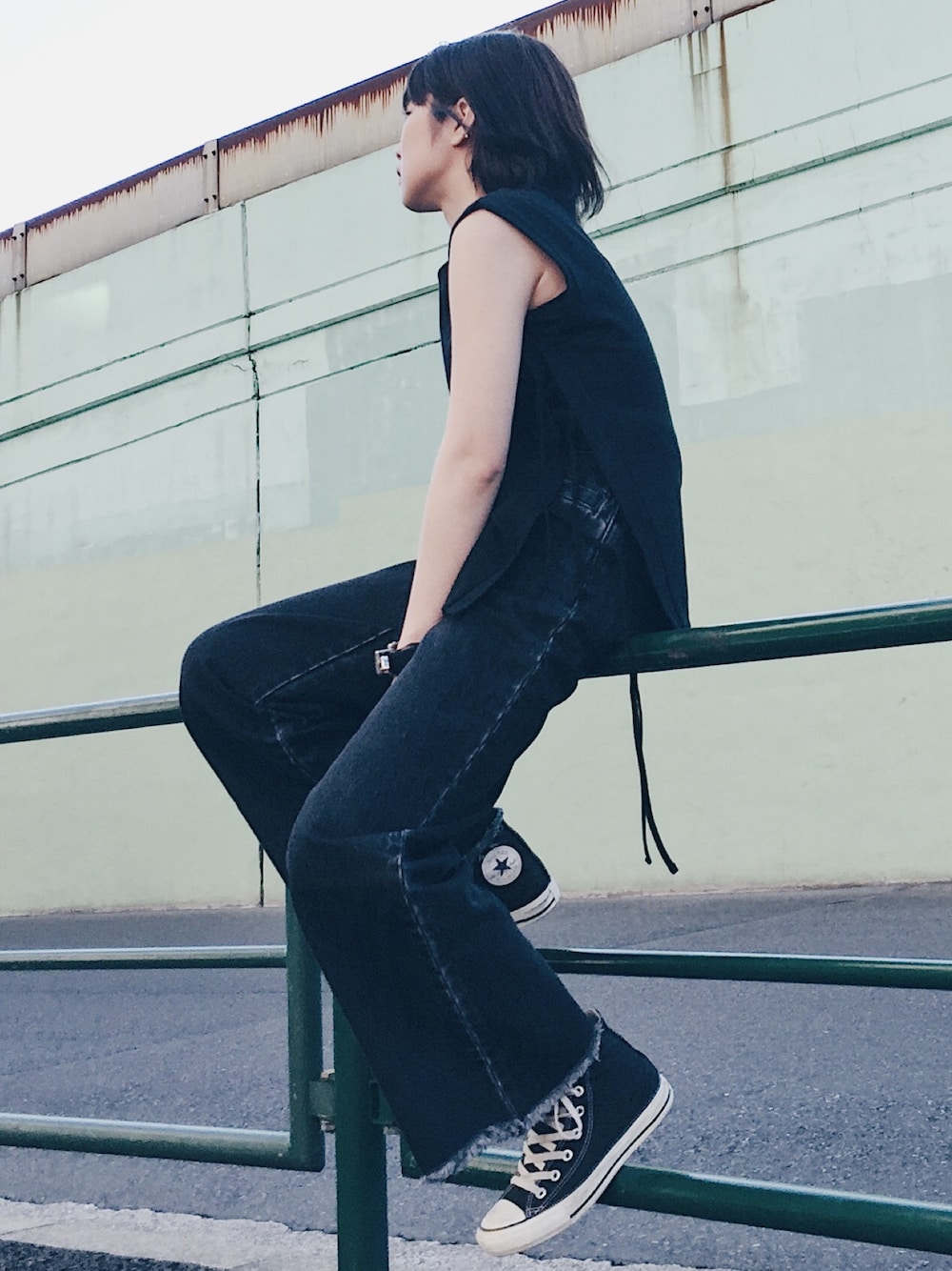 「ラフ、シンプル、デニムパンツ、デニム、カジュアル、denim、ワイドパンツ、モノトーン、コンバース、スニーカー」｜「RIM.ARKのUNDER SPREAD WIDE PT（デニムパンツ、ブラック系）」を使った、maya_nakamuraさん（レディース・158cm）の夏コーディネートの1枚目の写真