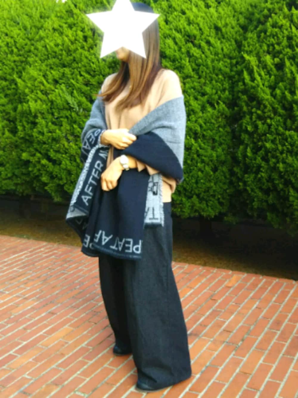 ブラック系のブーツ、ブラック系のデニムパンツ、ベージュ系のニット/セーターを着用したレディースの秋コーディネートの1枚目の写真