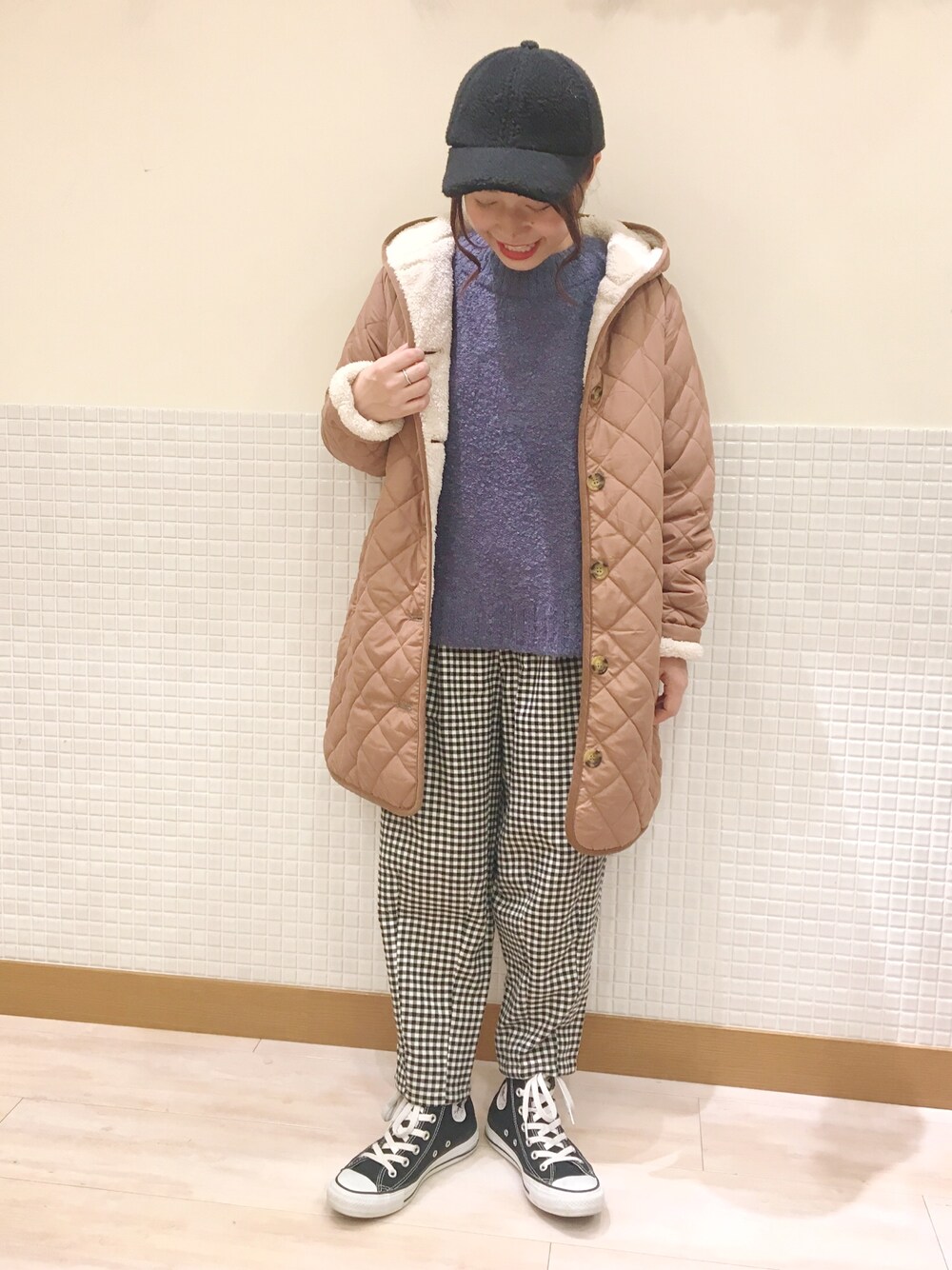 ベージュ系のその他アウター、ホワイト系のその他パンツ、ブルー系のニット/セーターを着用したレディースの冬コーディネートの1枚目の写真