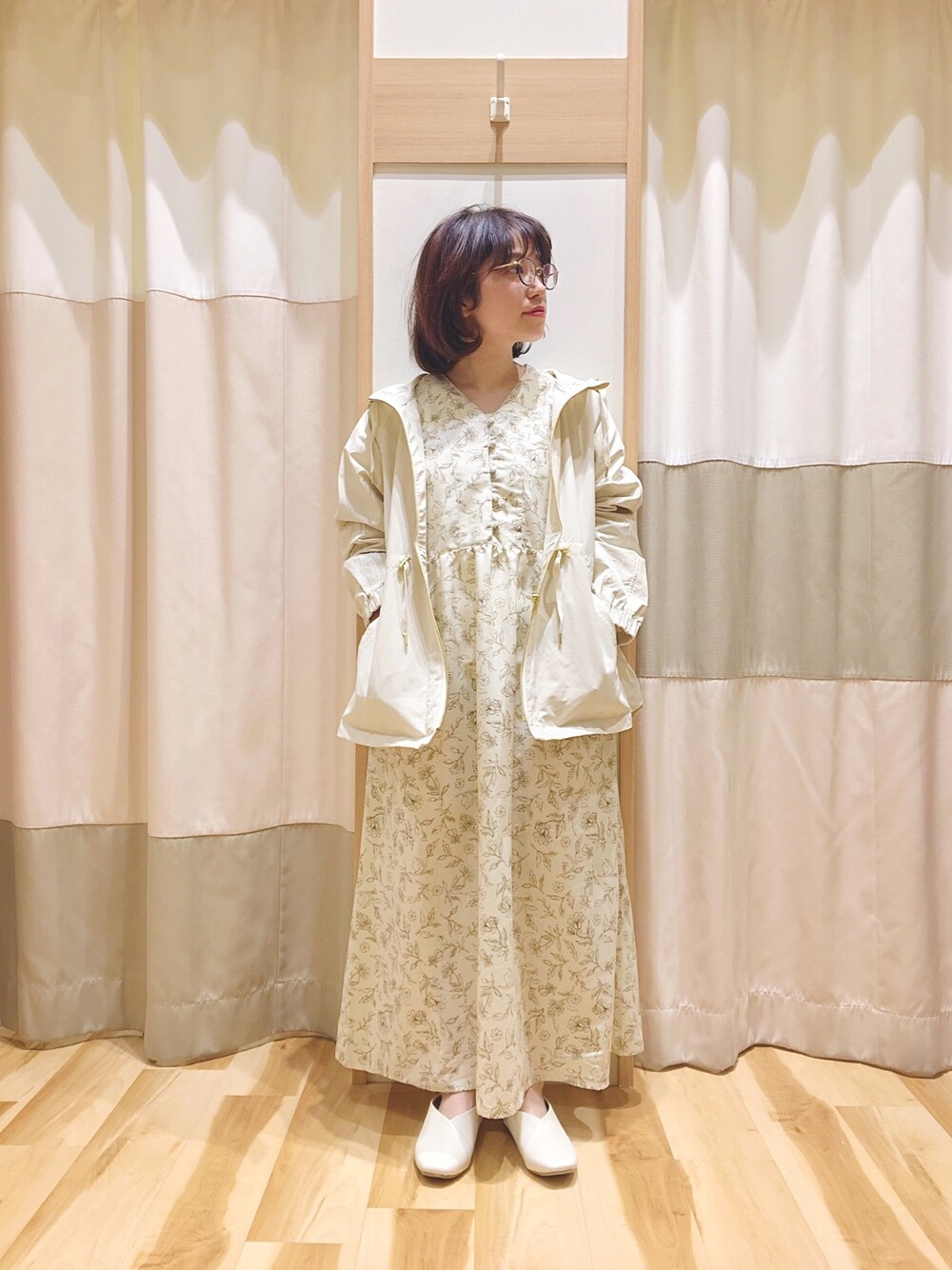 「Samansa Mos2 blue、サマンサモスモスブルー、春、ワントーンコーデ、マウンテンパーカー、ワンピース、おしゃれさんと繋がりたい、ゆるコーデ、低身長、ホワイトコーデ」｜「Samansa Mos2 blueの切替カジュアルシューズ（ドレスシューズ、ホワイト系）」を使った、む ら ま つさん（レディース・148cm）の春コーディネートの1枚目の写真