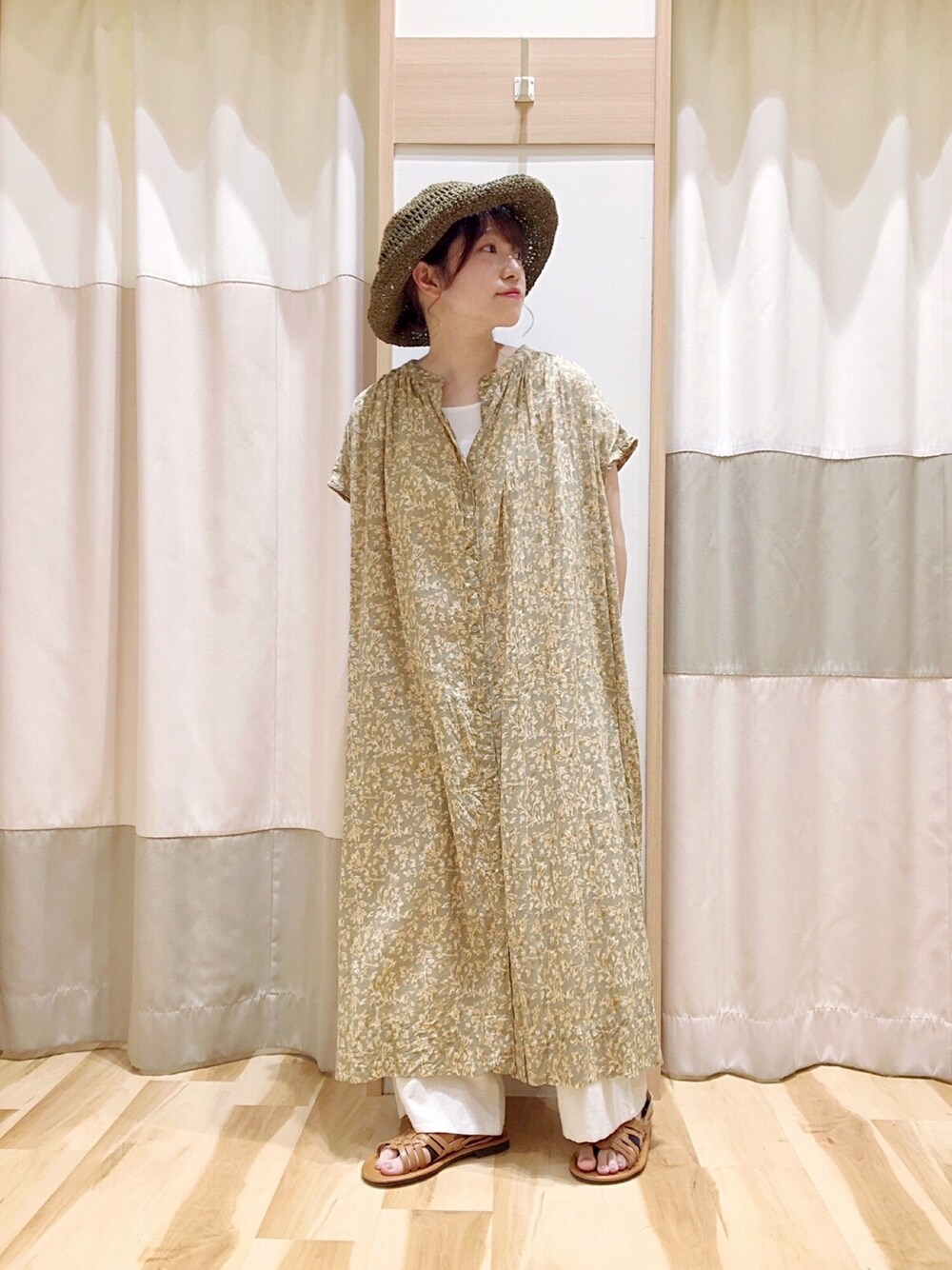 グリーン系のワンピース、ホワイト系のその他パンツ、ホワイト系のTシャツ/カットソーを着用したレディースの夏コーディネートの1枚目の写真