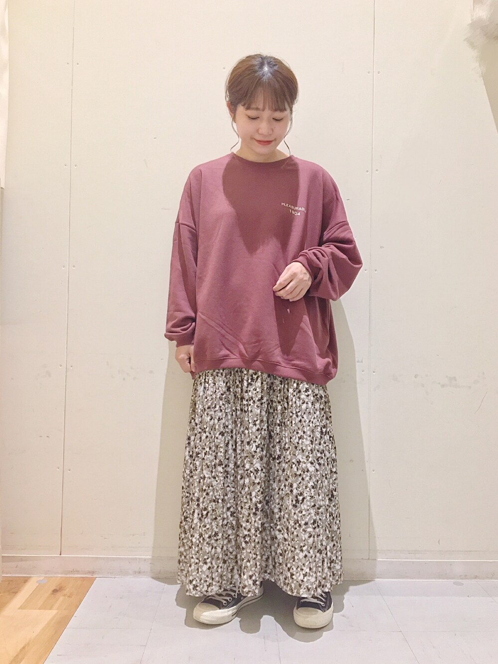 「Samansa Mos2 blue、サマンサモスモスブルー、オトナカジュアル、秋服準備はじめました、秋コーデ、秋カラー、低身長コーデ、スニーカーコーデ、バックロゴ、スカート」｜「Samansa Mos2 blueのバックロゴスウェット（スウェット、パープル系）」を使った、む ら ま つさん（レディース・148cm）の秋コーディネートの1枚目の写真