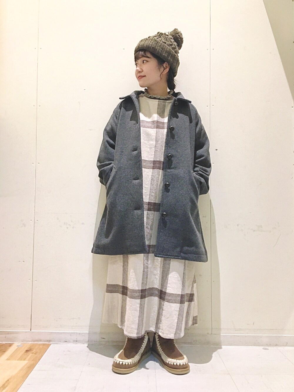 「Samansa Mos2、サマンサ モスモス(Samansa Mos2)、SM2、年末WEAR感謝祭、低身長コーデ、ニット帽、ワンピース、大人かわいい、ナチュラル、チェックワンピース」｜「Samansa Mos2のリネン混前後着ワンピース（ワンピース、ホワイト系）」を使った、む ら ま つさん（レディース・148cm）の冬コーディネートの1枚目の写真