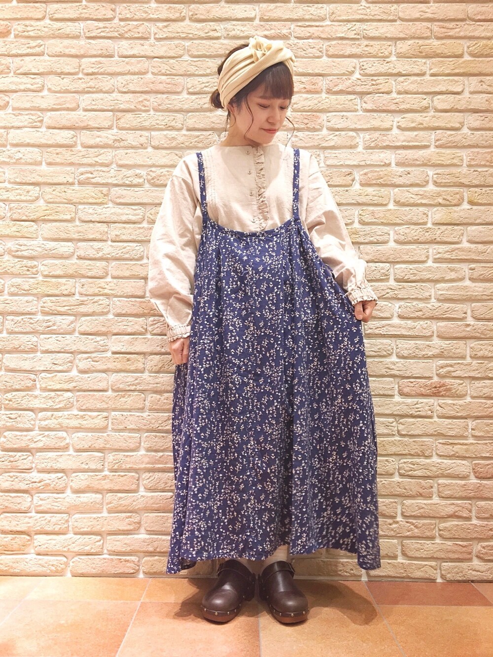 「Samansa Mos2、サマンサ モスモス(Samansa Mos2)、SM2、休日スタイル、大人かわいい、大人ガーリー、カオリノモリ、低身長、ワンピース、148cm」｜「Samansa Mos2の花柄キャミワンピース（ワンピース、ブルー系）」を使った、む ら ま つさん（レディース・148cm）の春コーディネートの1枚目の写真