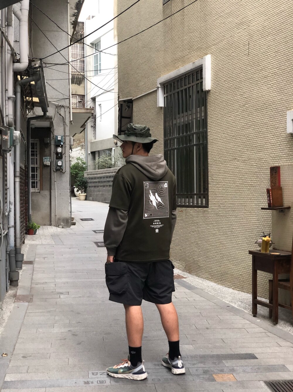 「ootd、球鞋、outdoor」｜「goopiのアイテム（Tシャツ/カットソー、グリーン系）」を使った、雲さん（メンズ・180cm）の春コーディネートの1枚目の写真