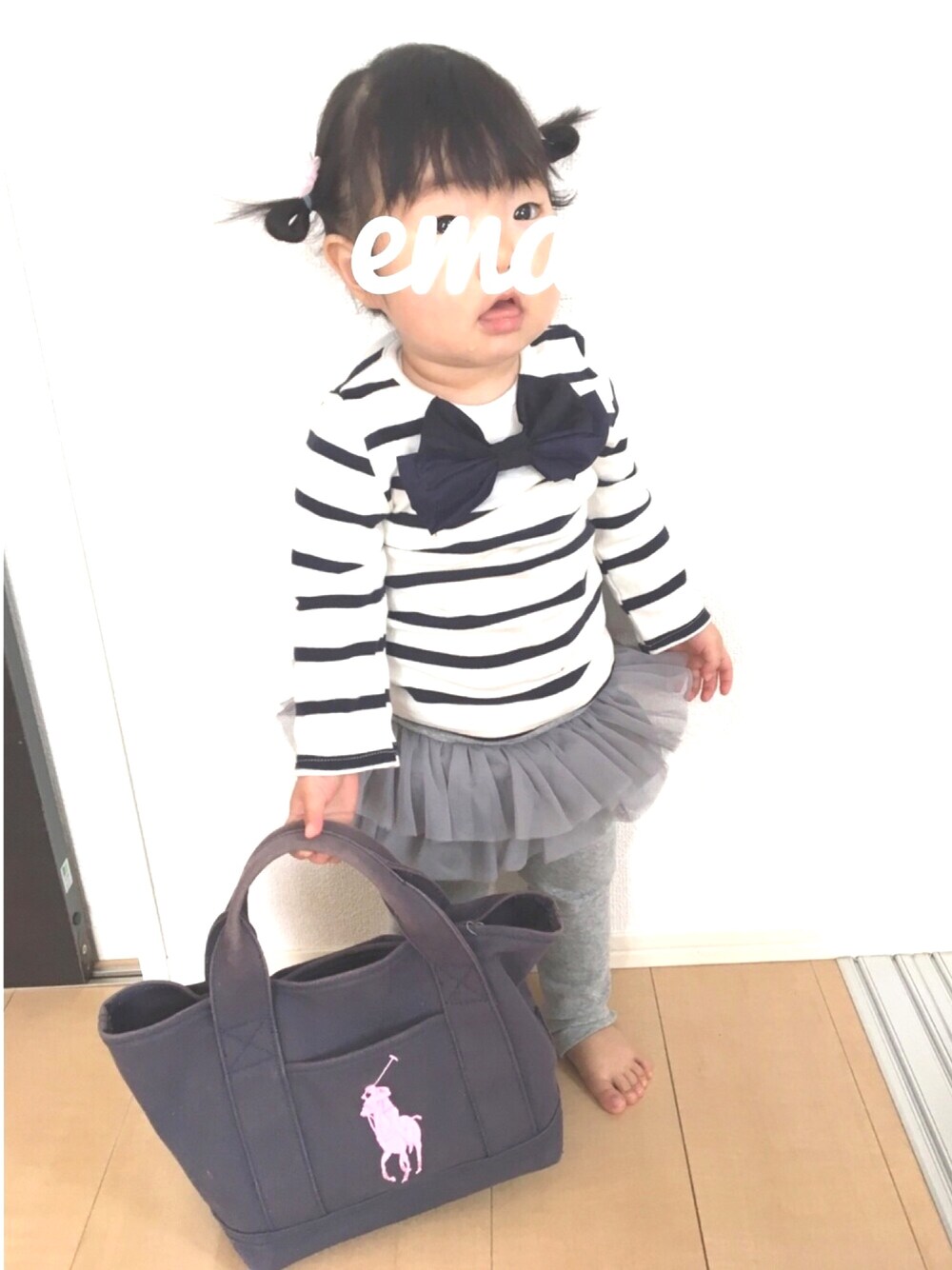 その他のTシャツ/カットソー、グレー系のレギンス/スパッツ、ピンク系のバレッタ/ヘアクリップを着用したキッズの冬コーディネートの1枚目の写真