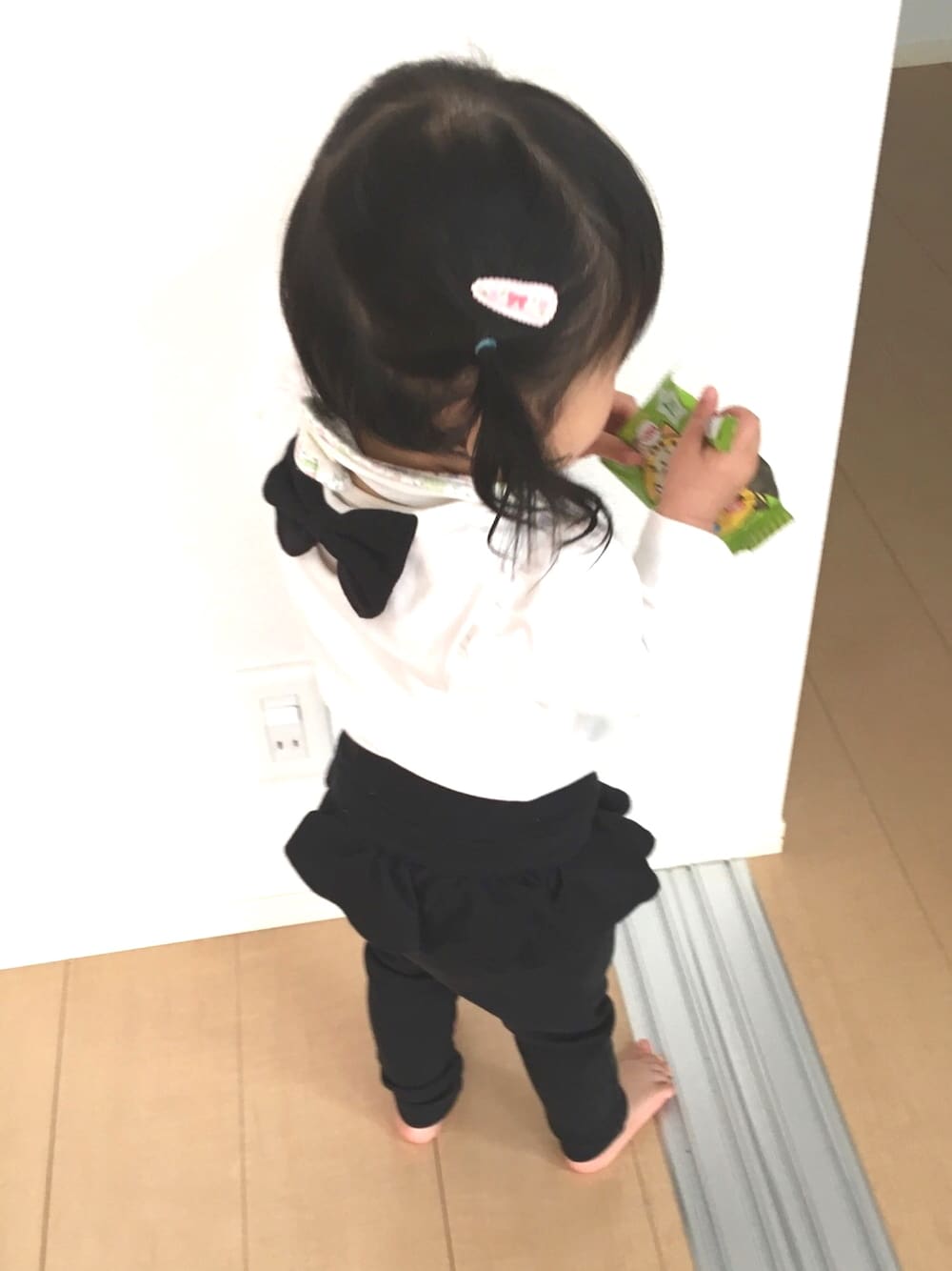 ブラック系のその他パンツ、ホワイト系のTシャツ/カットソー、その他のスタイ/よだれかけを着用したキッズの冬コーディネートの1枚目の写真