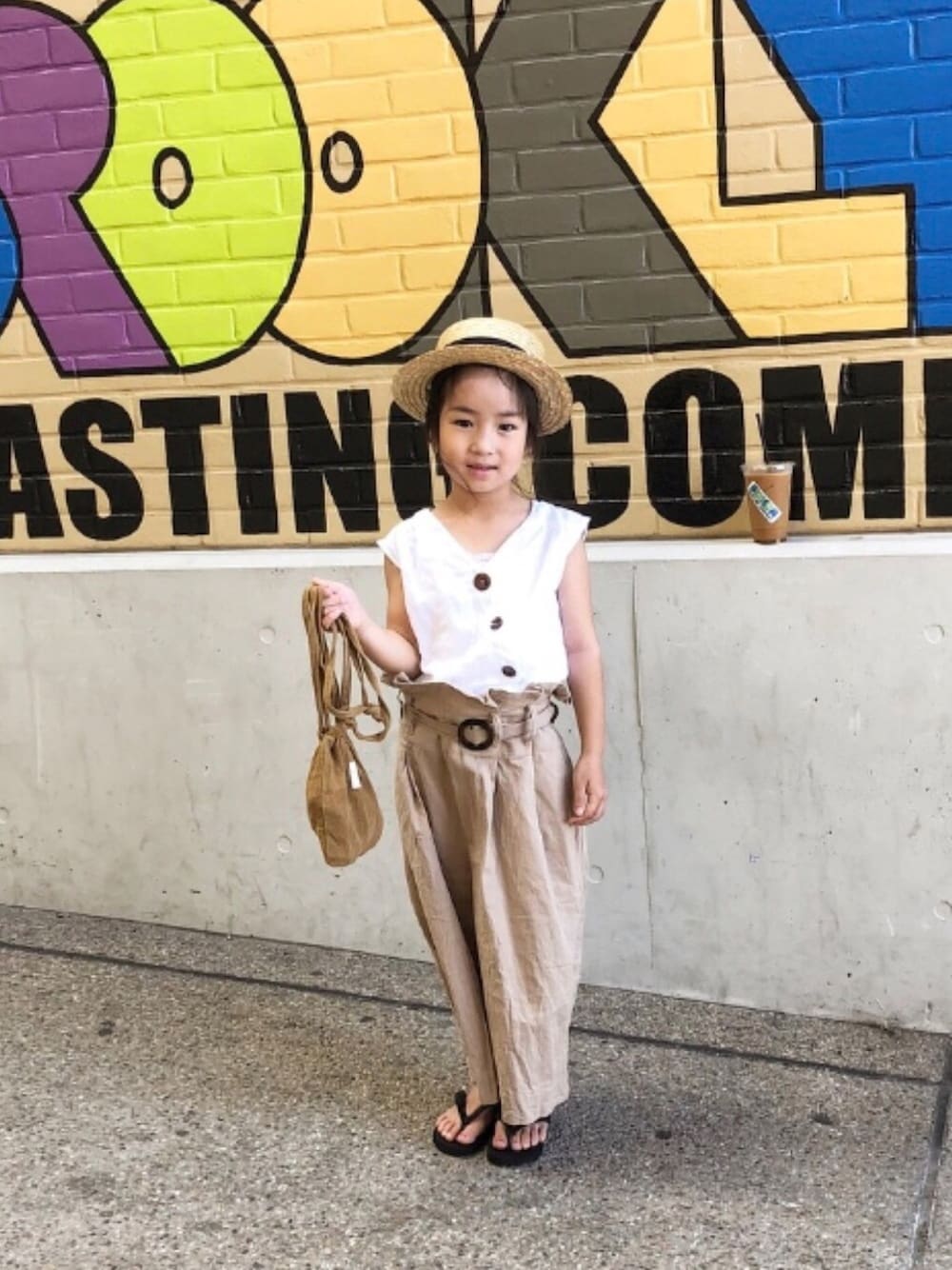 「夏のワントーンコーデ、リネン、リネンパンツ、ビーチサンダル、ベージュ、カンカン帽、ZARA、ビーサン、ワントーンコーデ、キッズコーデ」｜「Birthdayのアイテム（パンツ、ベージュ系）」を使った、koyukiさん（キッズ・100cm）の夏コーディネートの1枚目の写真