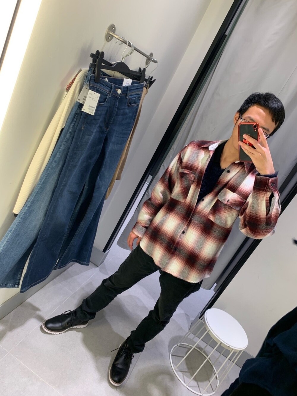 「秋冬コーデ、赤シャツ、ニット、自己満コーデ、フォロー返します、靴、着回しコーデ、いいね、save、フォローお願いします🤑、プチプラ、プチプラコーデ」｜「Availのアイテム（パンツ、ブラック系）」を使った、もっどさん（メンズ・170cm）の秋コーディネートの1枚目の写真