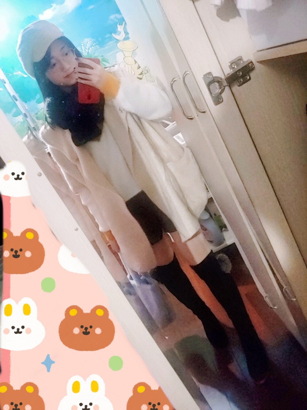 「C&A、cachecache、axes femme、DAISO、Wingbling、冬コーデ、通勤穿搭、白、帽子×メガネ、絶対領域」｜「DAISOのアイテム（クラッチバッグ、ブルー系）」を使った、まいにゃん💜さん（レディース・164cm）の冬コーディネートの1枚目の写真