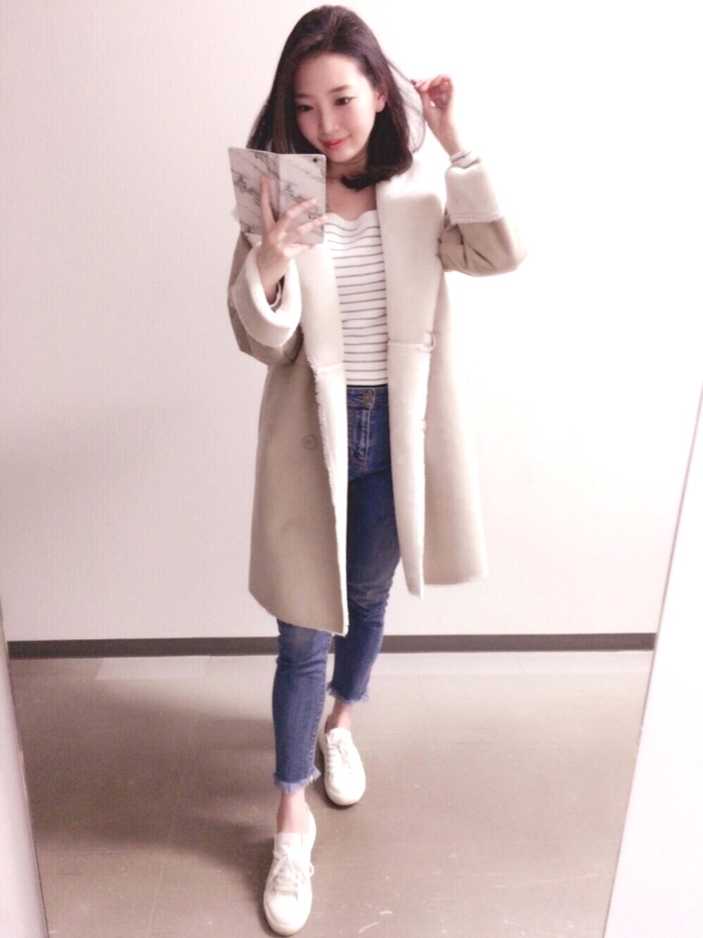 ベージュ系のムートンコート、その他のTシャツ/カットソー、ブルー系のデニムパンツを着用したレディースの冬コーディネートの1枚目の写真