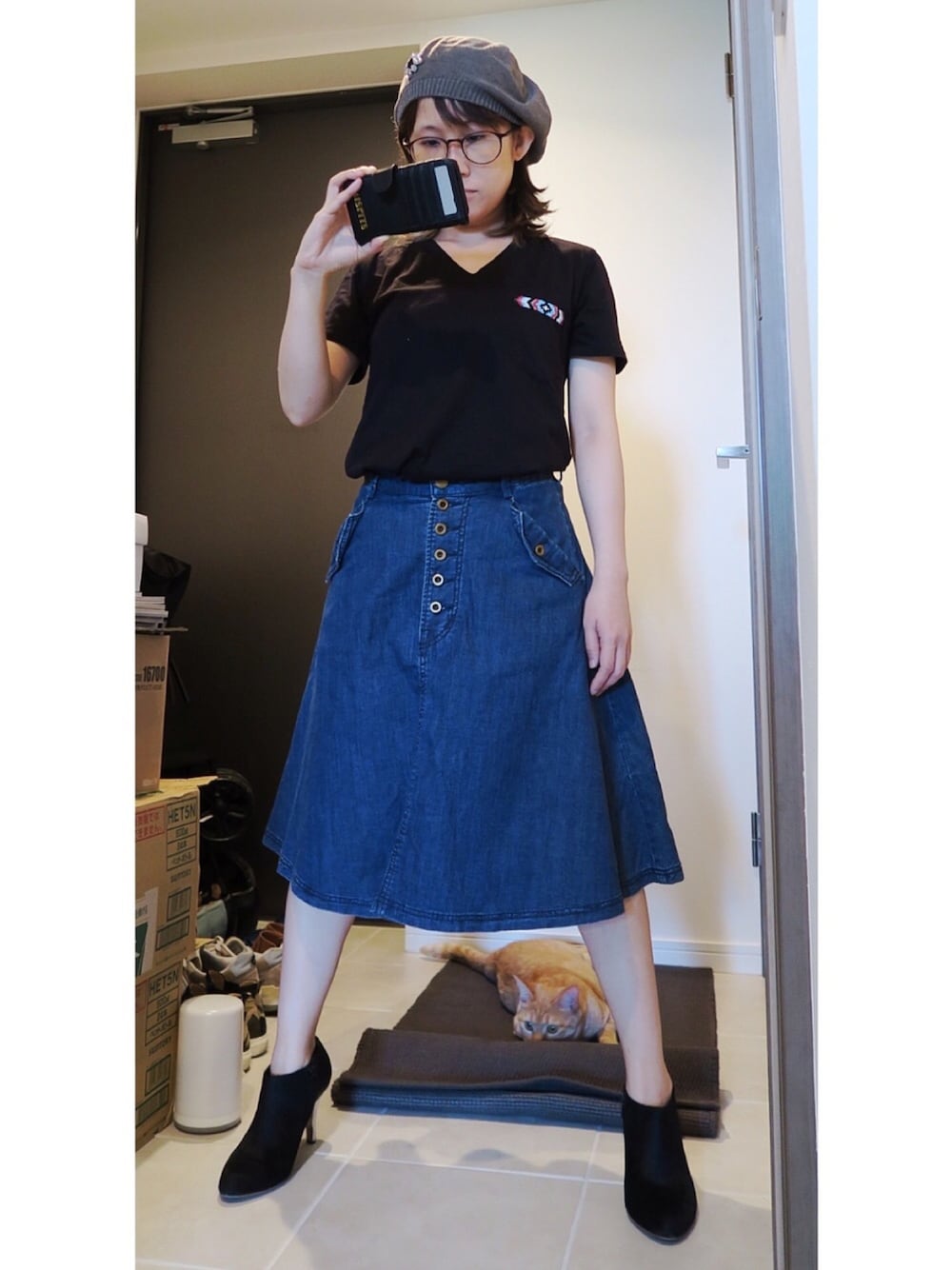 「古着、シンプルコーデ、ベレー帽、ベレー帽×メガネ、プチプラコーデ、カジュアルコーデ、猫、デニム、デニムスカート、フレアスカート」｜「AVAN LILYのベレー帽（ハンチング/ベレー帽、グレー系）」を使った、きなまめさん（レディース・142cm）の春コーディネートの1枚目の写真
