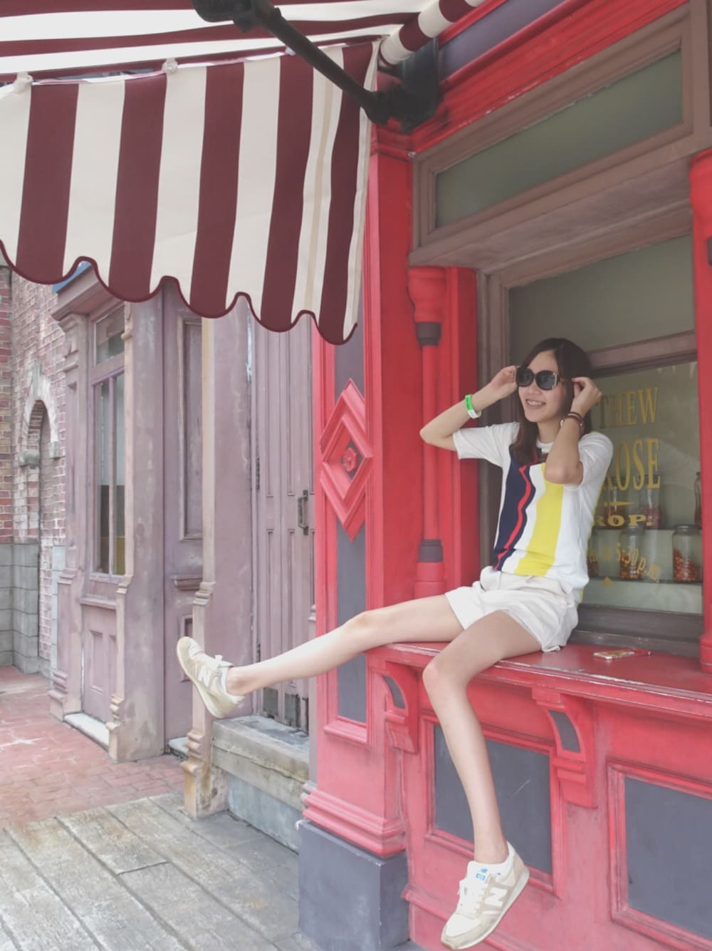 「Singapore、TRIP」｜「NEW BALANCEのNEW BALANCE  ニューバランス　U420（スニーカー、ベージュ系）」を使った、kamikami さん（レディース・169cm）の夏コーディネートの1枚目の写真