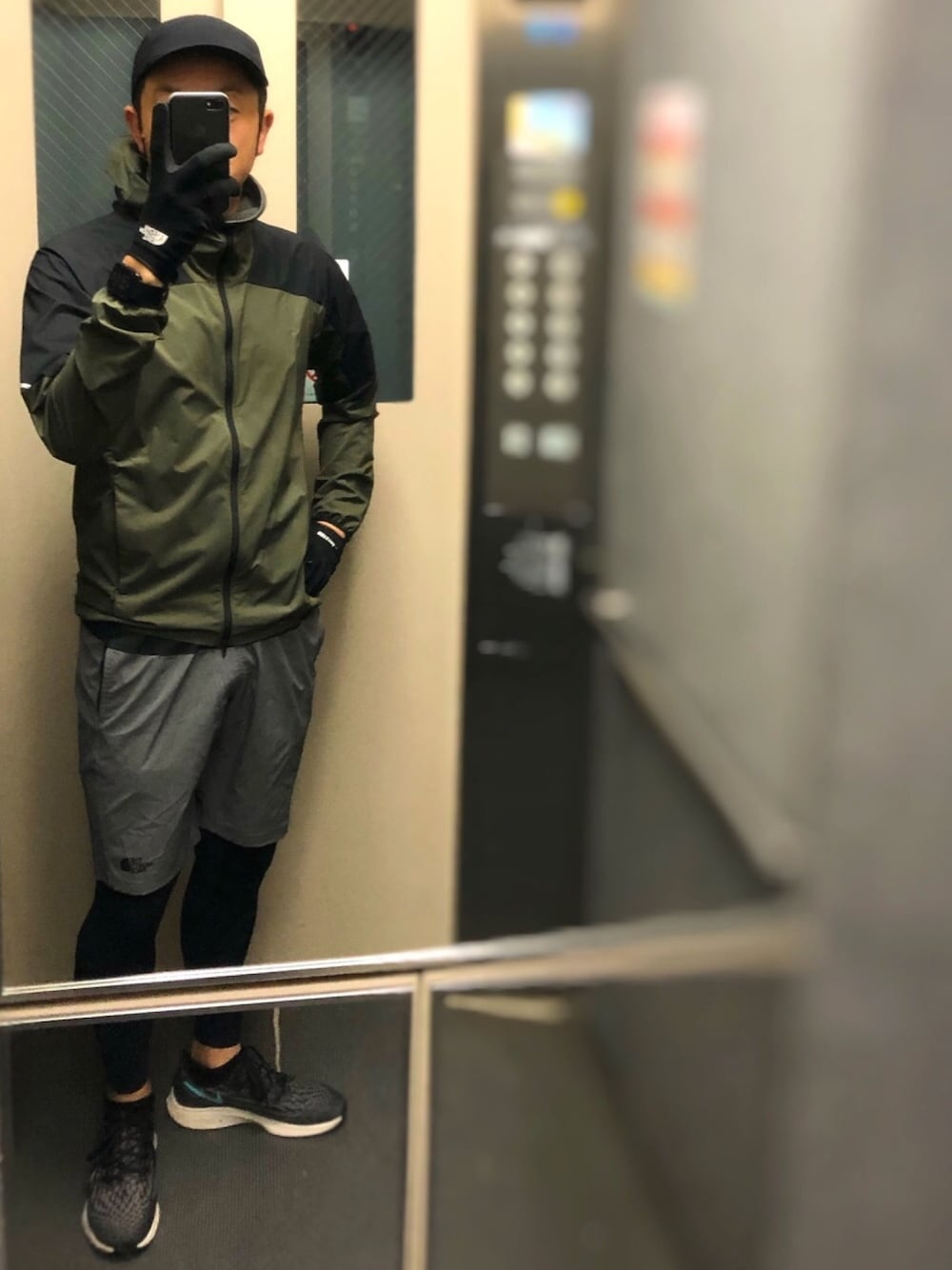 ブラック系のその他アウター、ブラック系のTシャツ/カットソー、グレー系のその他パンツを着用したメンズの春コーディネートの1枚目の写真