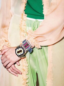 miu miu（ミュウミュウ）のアナログ腕時計を使った人気ファッション 