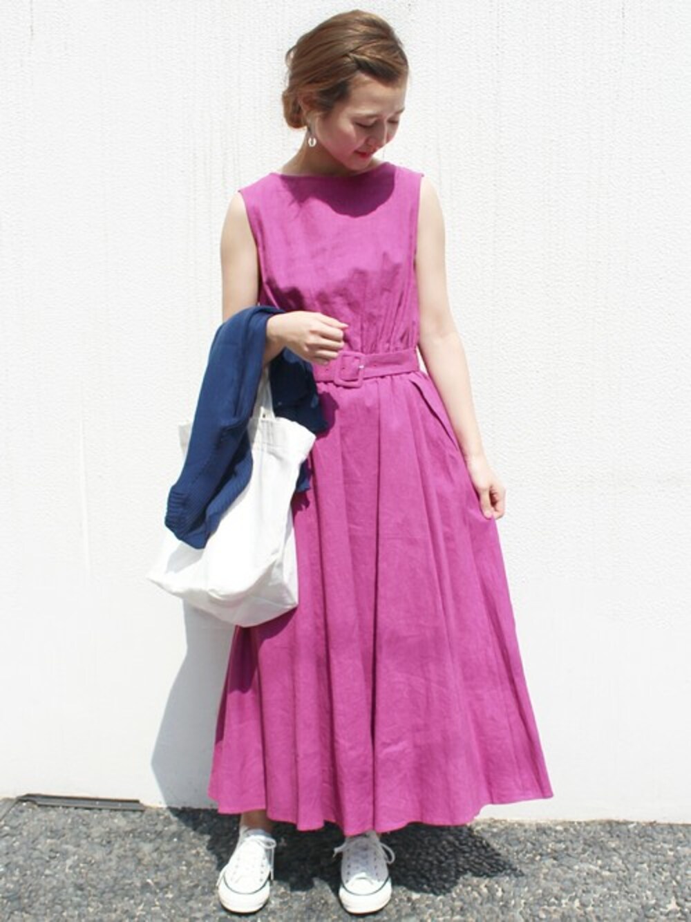 パープル系のワンピースを着用したレディースの春コーディネートの1枚目の写真