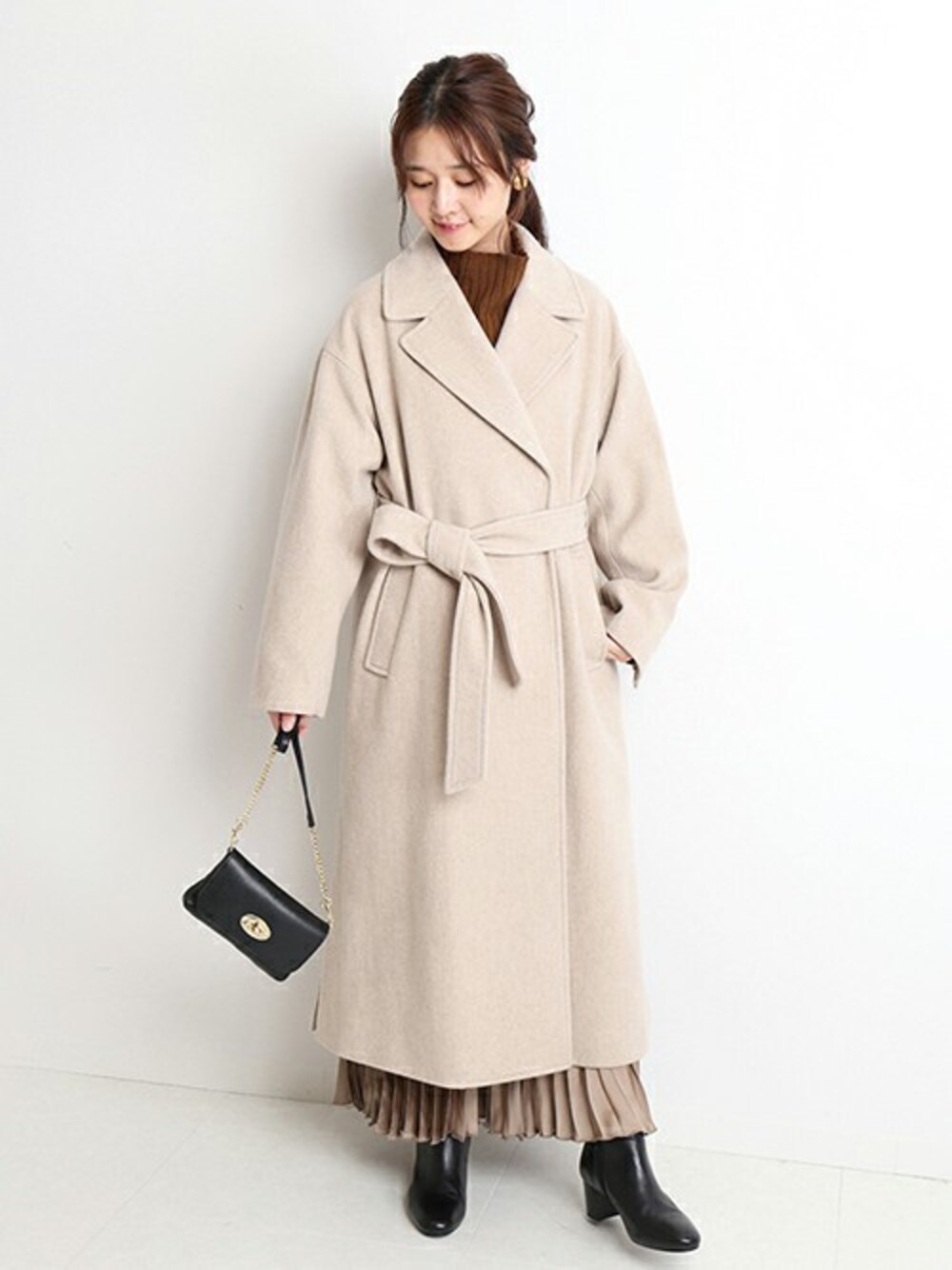 「オーバーサイズ、ロングコート、プリーツスカート、きれいめカジュアル、ブラウンニット、SLOBE IENA、ビックラペル」｜「SLOBE IENAのビックラペルビーバーコート◆（その他アウター、ベージュ系）」を使った、Chikaさん（レディース・158cm）の秋コーディネートの1枚目の写真