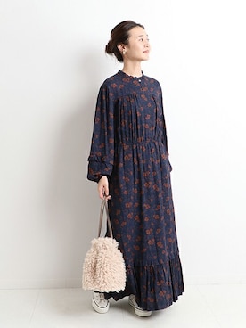 「小花柄ワンピース」｜「アイテム（スニーカー）」を使った、Chikaさん（レディース・158cm）の秋コーディネート